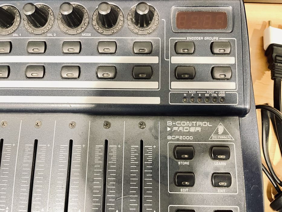 Behringer BCF 2000 controlador midi usb