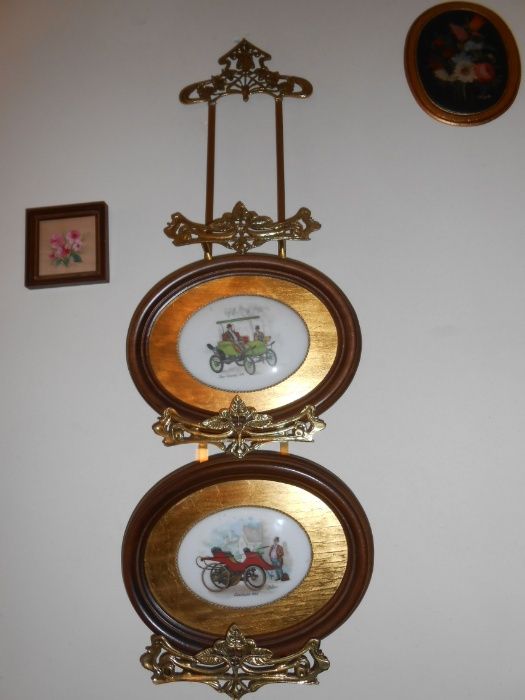 4 quadros em madeira e o carro é em porcelana.