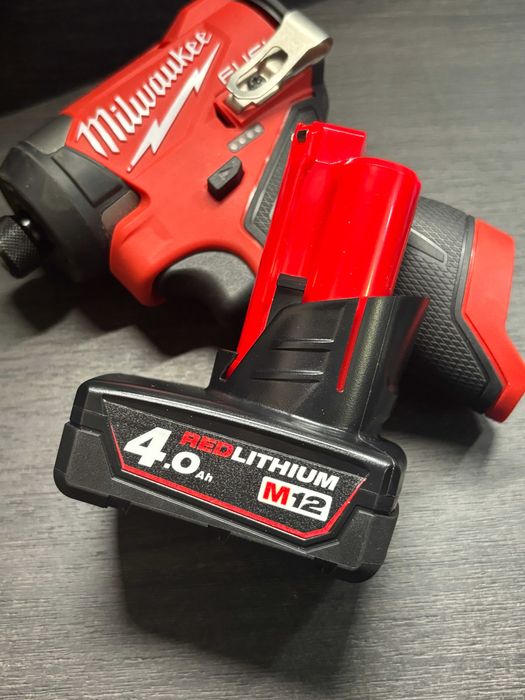 Акумулятор Milwaukee m12 4ah