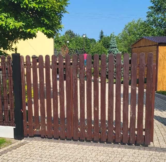 Brama przesuwana używana z drewnianymi sztachetami
