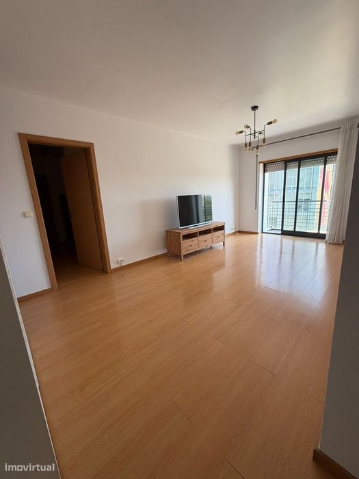 Apartamento T2 com Varanda e Garagem em Telheiras