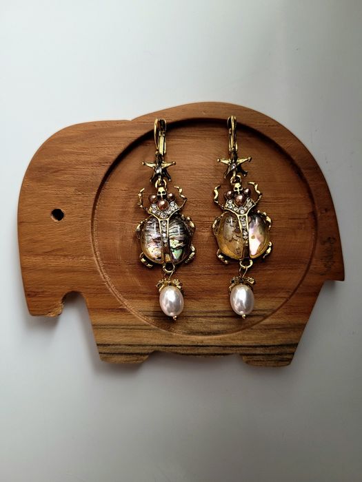 Duże kolczyki skarabeusz żuk owad natura przyroda błuszczący kamień