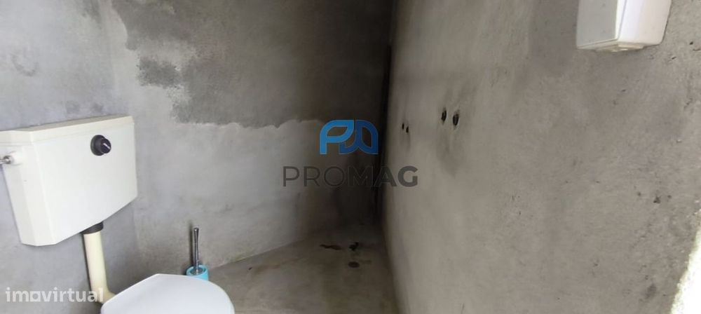 Terreno Urbanizável de 7959 m² com Armazém