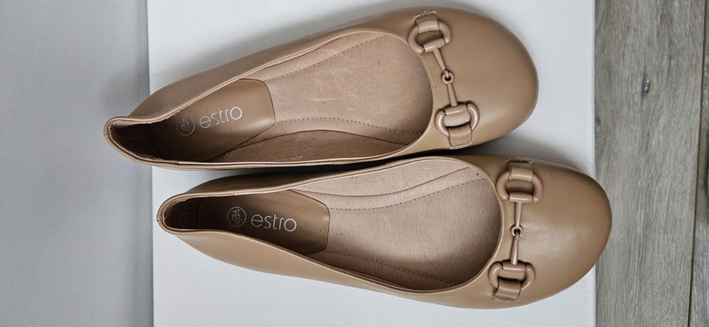 Жіночі бежеві шкіряні балетки Estro