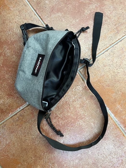 Bolsa Eastpak Cinza