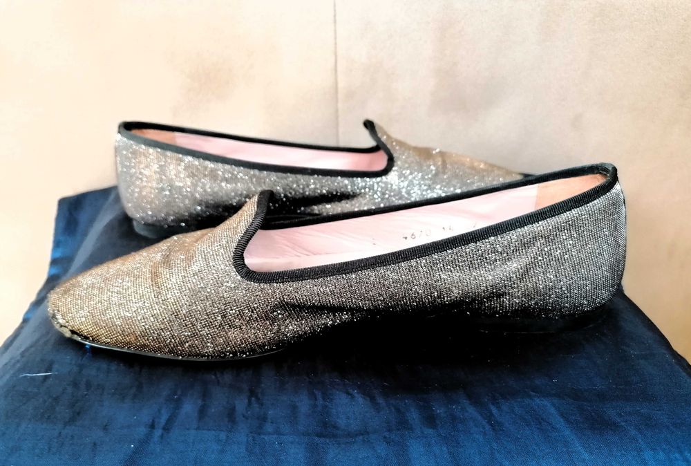 Sapatos "loafers" com brilho dourado para senhora