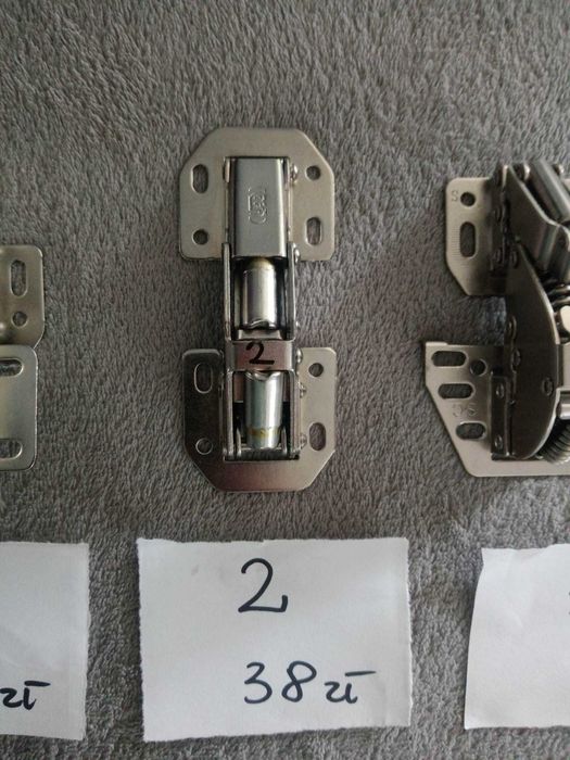 Zawiasy frontów szafek przyczepa kempingowa, kamper