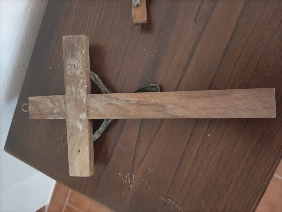 Cristos em cobre/latão e ferro fundido na cruz de madeira