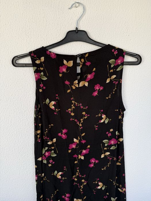Vestido preto floral sem mangas – estilo casual/elegante