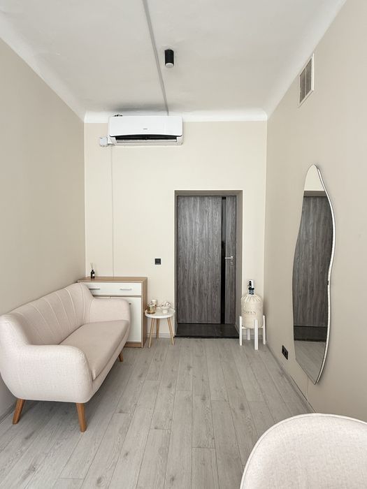 Готовий манікюрний бізнес , Луцьк . Можуть бути меблі по окремості