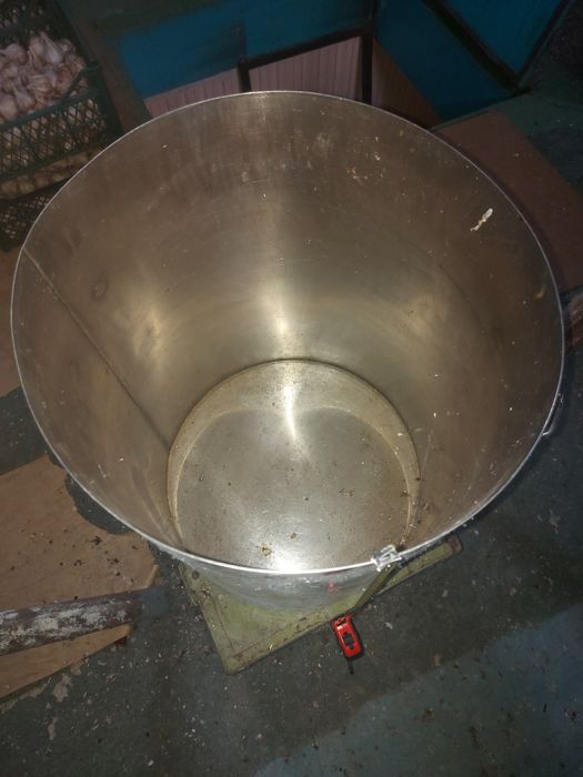 Продам большую ёмкость,каструлю из нержавеющей стали.