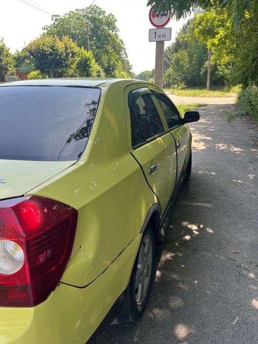 GEELY MK жовтого кольору