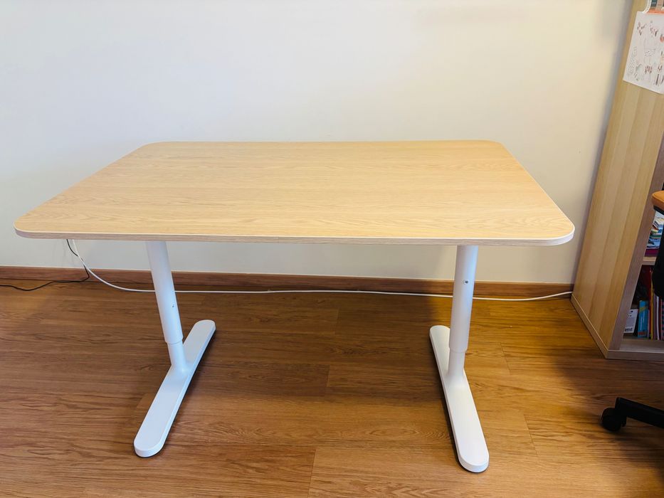 Secretária Bekant do IKEA para escritório - com estrutura firme, prática e visual clean