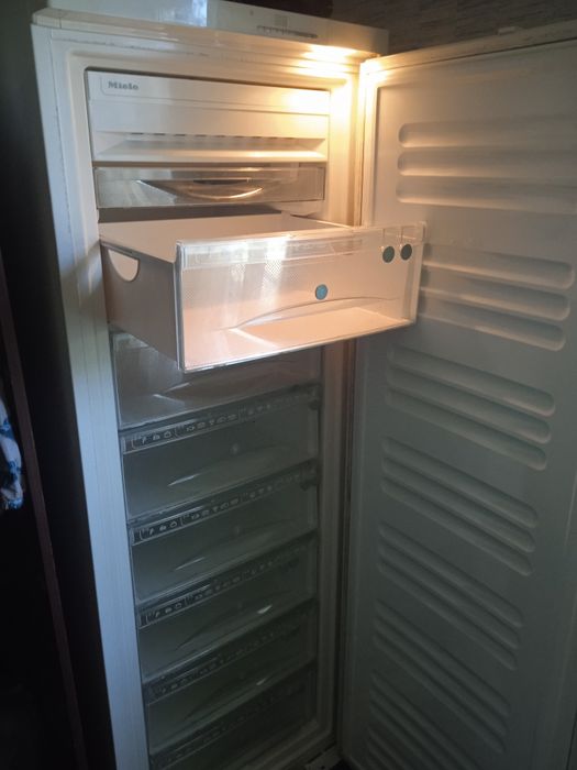 Морозильна камера Miele