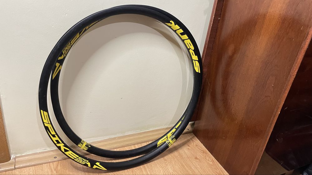 Продам запчастини до велосипеда обода,амортизатор,тормоза,перекидки.