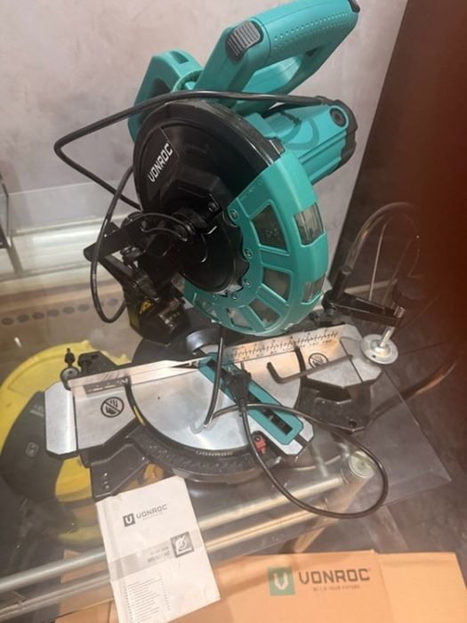 VONROC 1700W Piła Ukośna 216mm, 40 Zębów z Laserowym Prowadnikiem