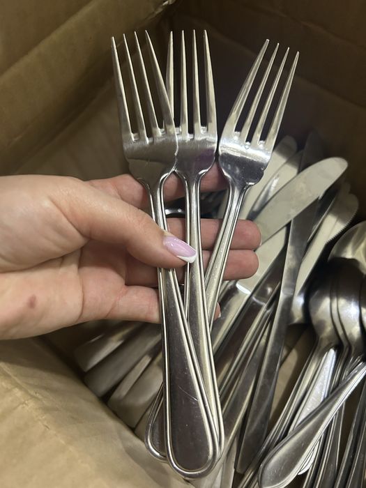 Продаю столові прибори виделки, ножі, ложки