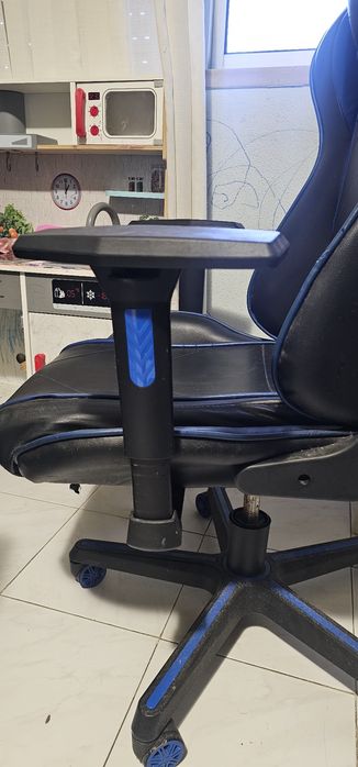 Cadeira gaming preta em bom estado