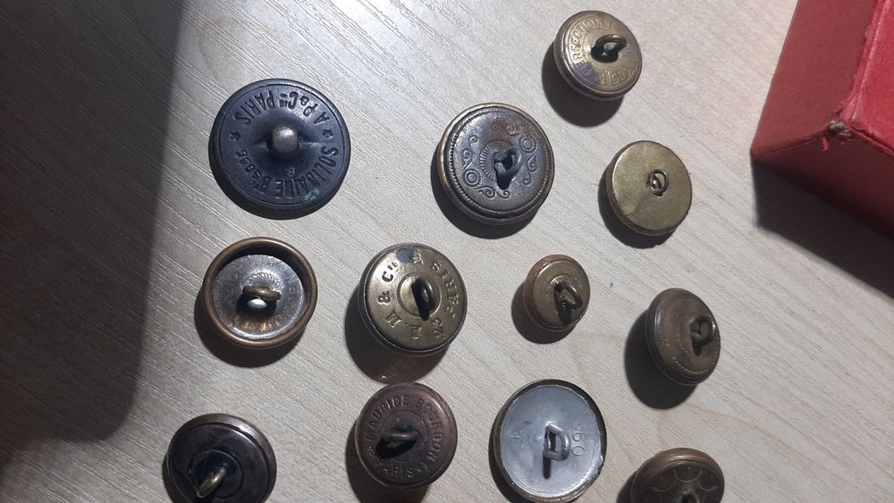 Продам разные коллекционные пуговицы.