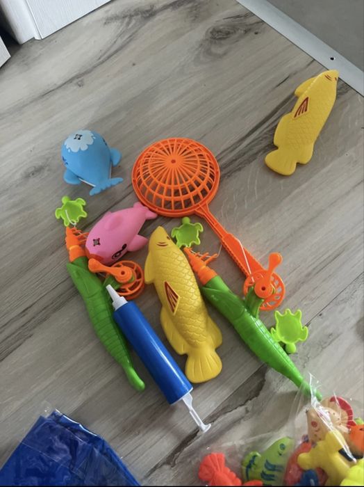 Zabawki dla dzieci do wody z basenikiem