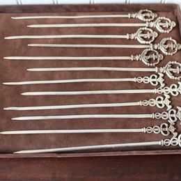 Invulgar conjunto de 12 espetos com banho de prata