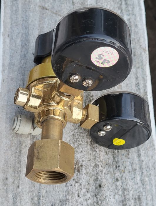 Butla dwutlenku węgla (C02) z reduktorem.