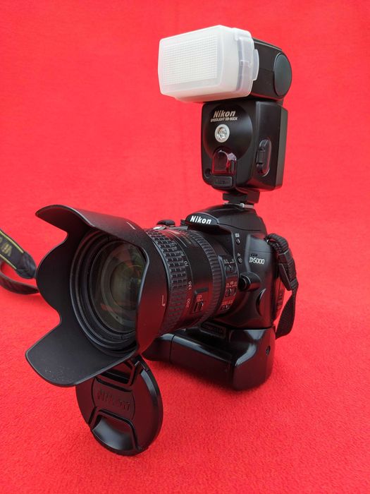 Nikon D5000, grip, teleobiektyw 18-200mm, rybie oko 8mm, lampa błysk.