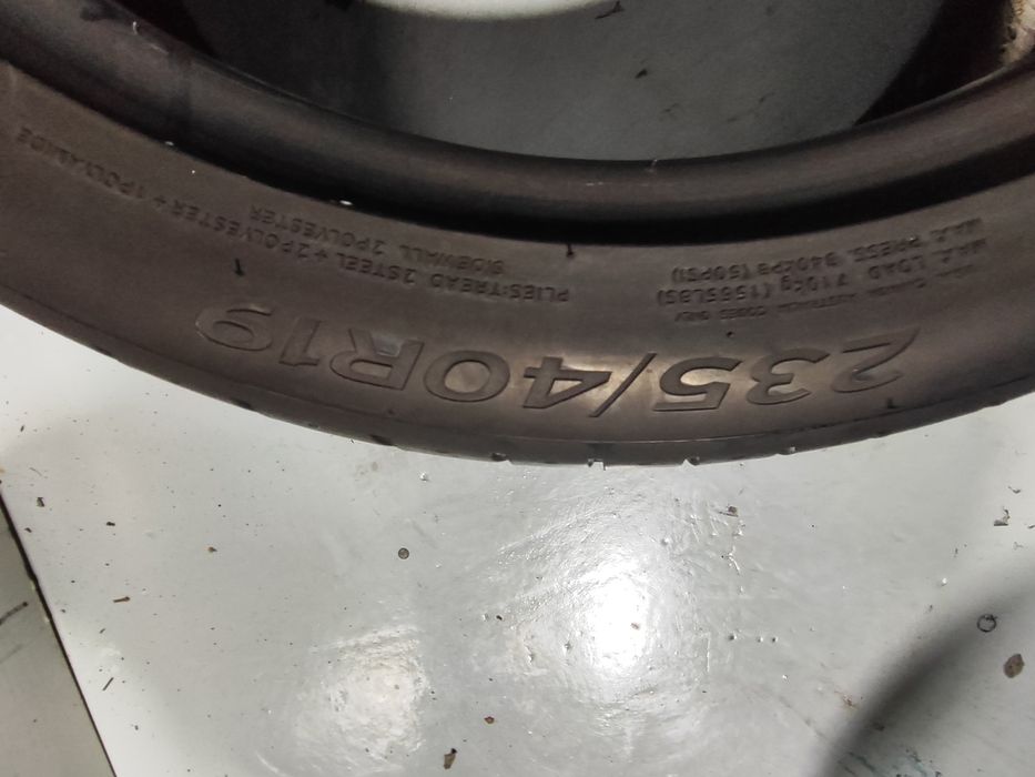 2 pneus semi novos 235-40R19 Hankook - Oferta dos Portes