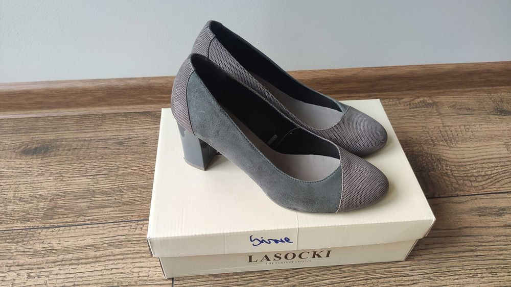 Czółenka / półbuty Lasocki szare zamszowe rozm. 38 Stan bardzo dobry