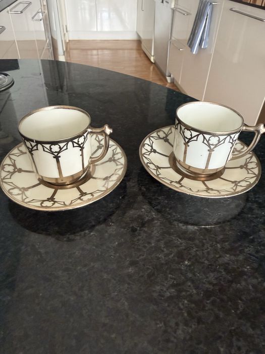 Duas chavenas de colecao em porcelana