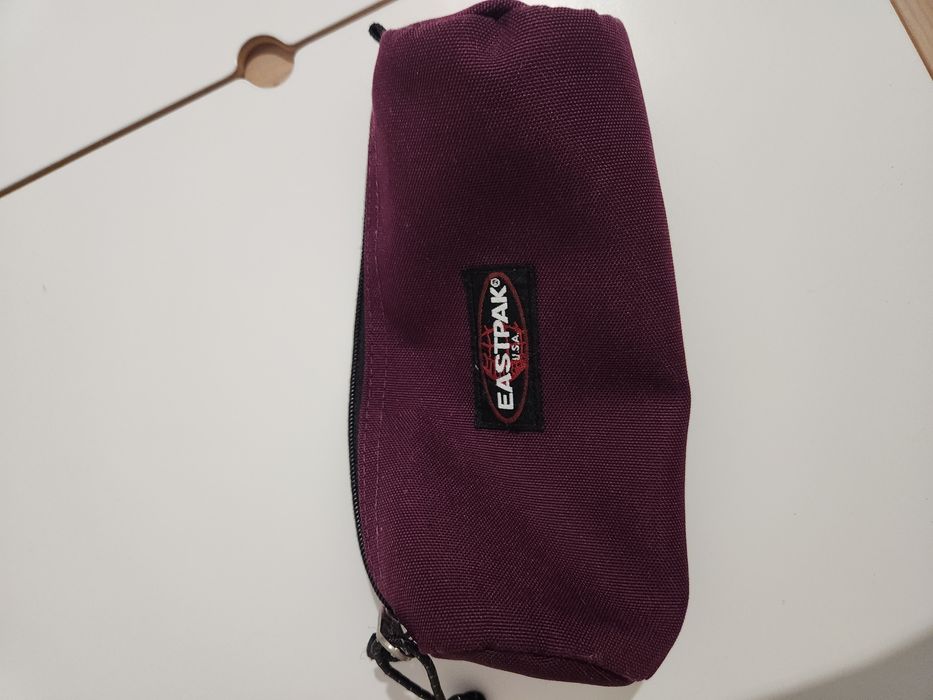 Estojo Eastpak roxo