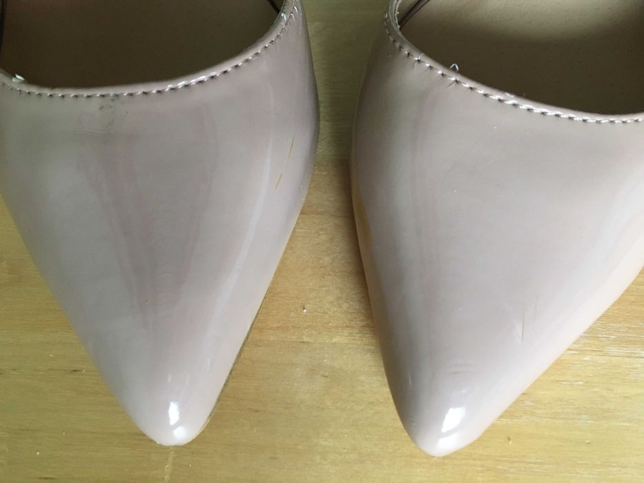 Szpilki beżowe lakierowane