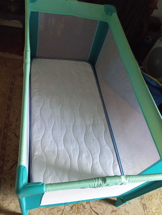 Cama de viagem com colchão e edredão