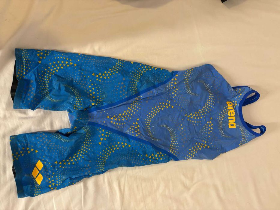 Arena Carbon Glide Cor: Azul e Amarelo  36 F 30 US/UK 8 AUS Usado muitas poucas vezes, sem qualquer rasgo e em perfeito estado. Edição limitada.