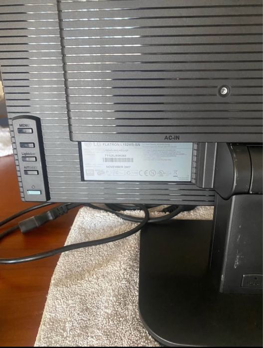 Monitor e teclado495337548411064321