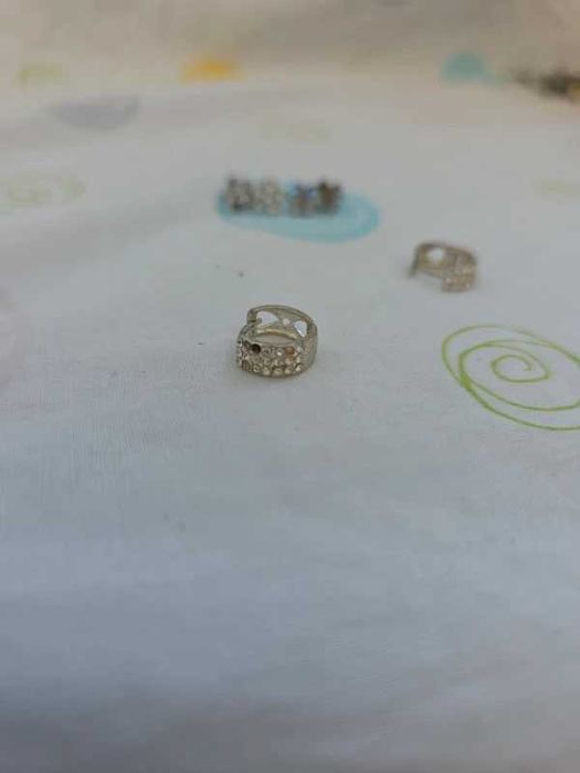 Conjunto / lote de vários brincos com brilhantes em falta