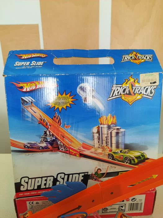 Várias pistas da Hot Wheels
