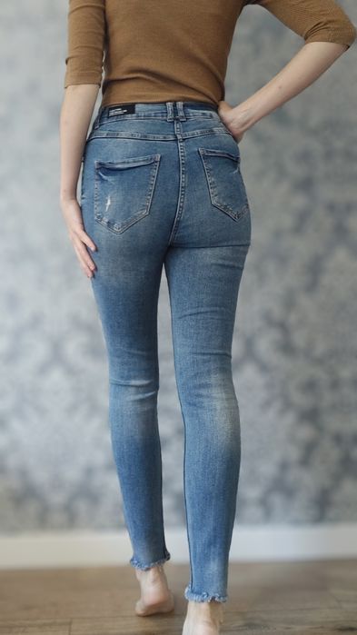 Jeansy z dziurami