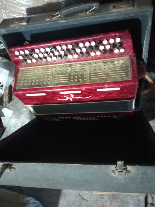 Баян Ера з футляром