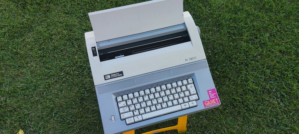 Máquina de escrever eletrónica Smith Corona XL 1900