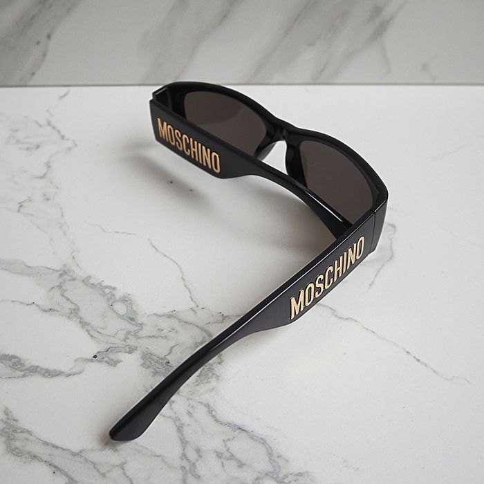 Czarne okulary przeciwsł. – stylowy dodatek z charakterem Moschino