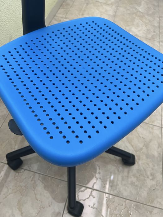 Cadeira quarto de criança ou escritorio, altura regulavel azul e preta