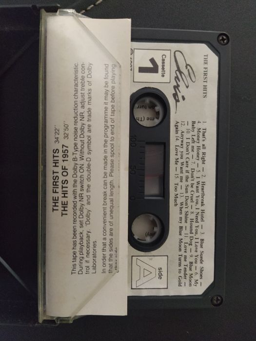 Compilação de 4 Cassetes e 1 Livro de Elvis - "The Legend Lives On"