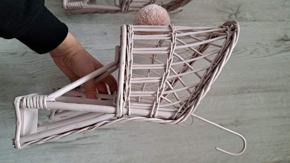 Koszyk wiklinowy rowerowy dla lalek brudny róż pompon