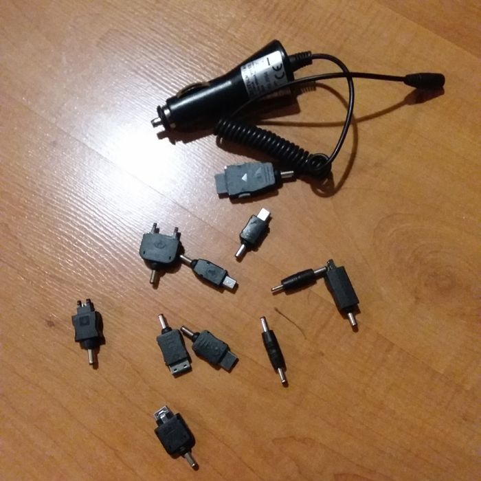 Ładowarki samochodowe 1xuniwersalna z 11 końcówkami plus dwie do Nokii