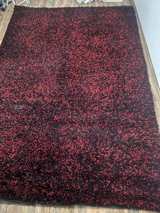 Carpete vermelho escuro com preto , mede 3m por 2m10cm , como nova