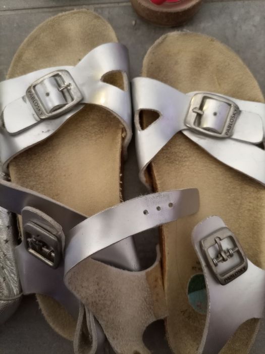 Sapatos sapatilhas e sandálias