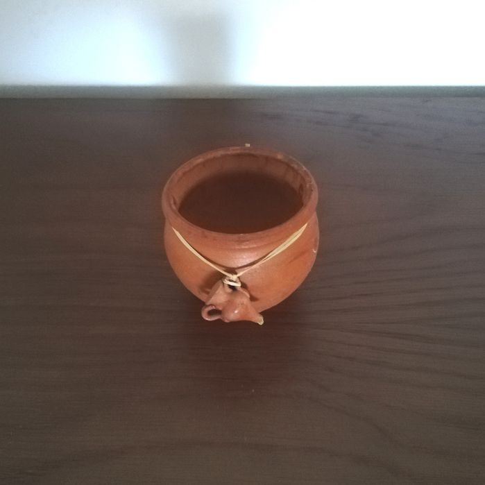 Pote decorativo artesanal em barro