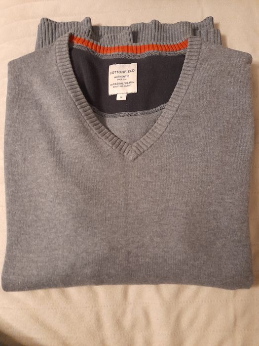 Męski sweterek w serek Cotonfield rozmiar M  Stan bardzo dobry
