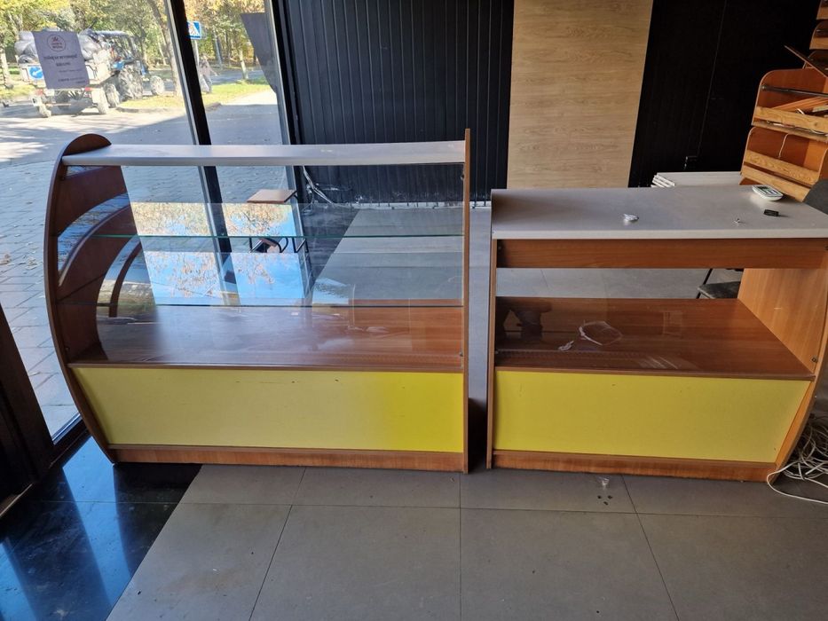 Шафа  виставкова 1 шт. і прилавок 2 шт